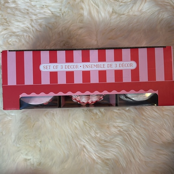 Set of 3 Valentines Day resin faux mini cake decor NIB - Picture 5 of 5